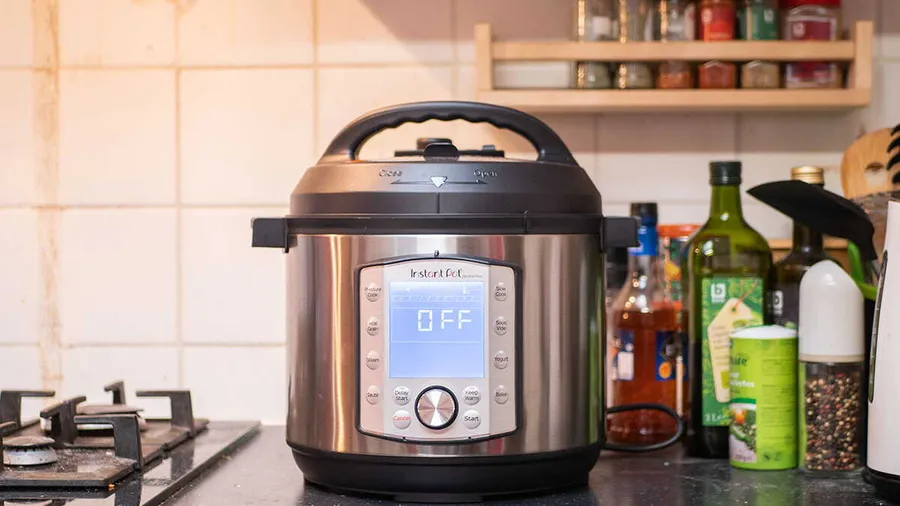 Autocuiseur électrique moderne posé sur une cuisinière
