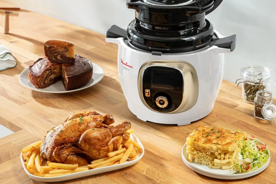 Poulet rôti et frites dorées à côté d'un multicuiseur à fonction friture à air