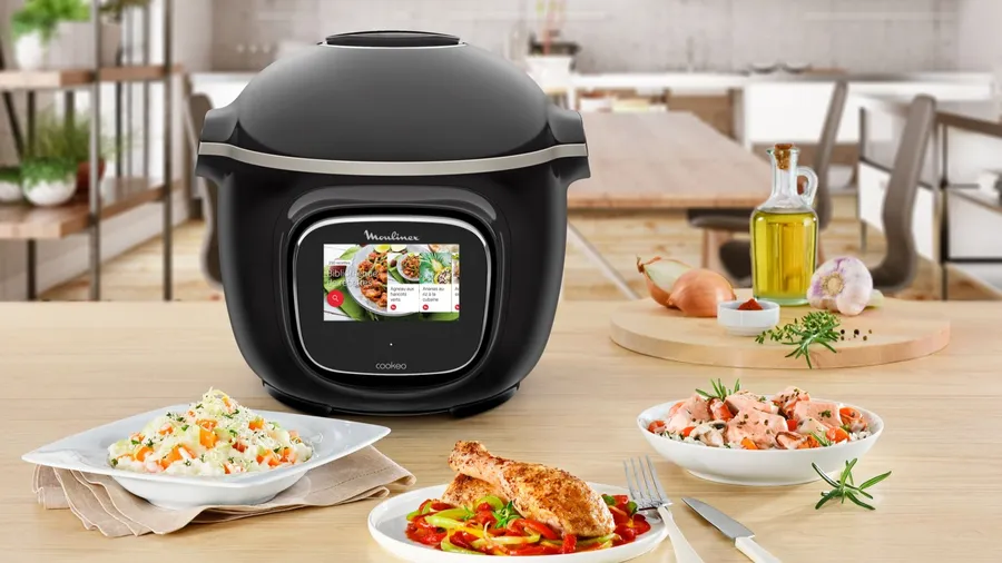 Plats de riz et de poulet cuisinés au multicuiseur, servis sur une table en bois