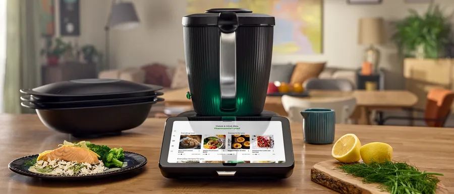 Robot cuiseur à écran tactile affichant une recette dans une cuisine